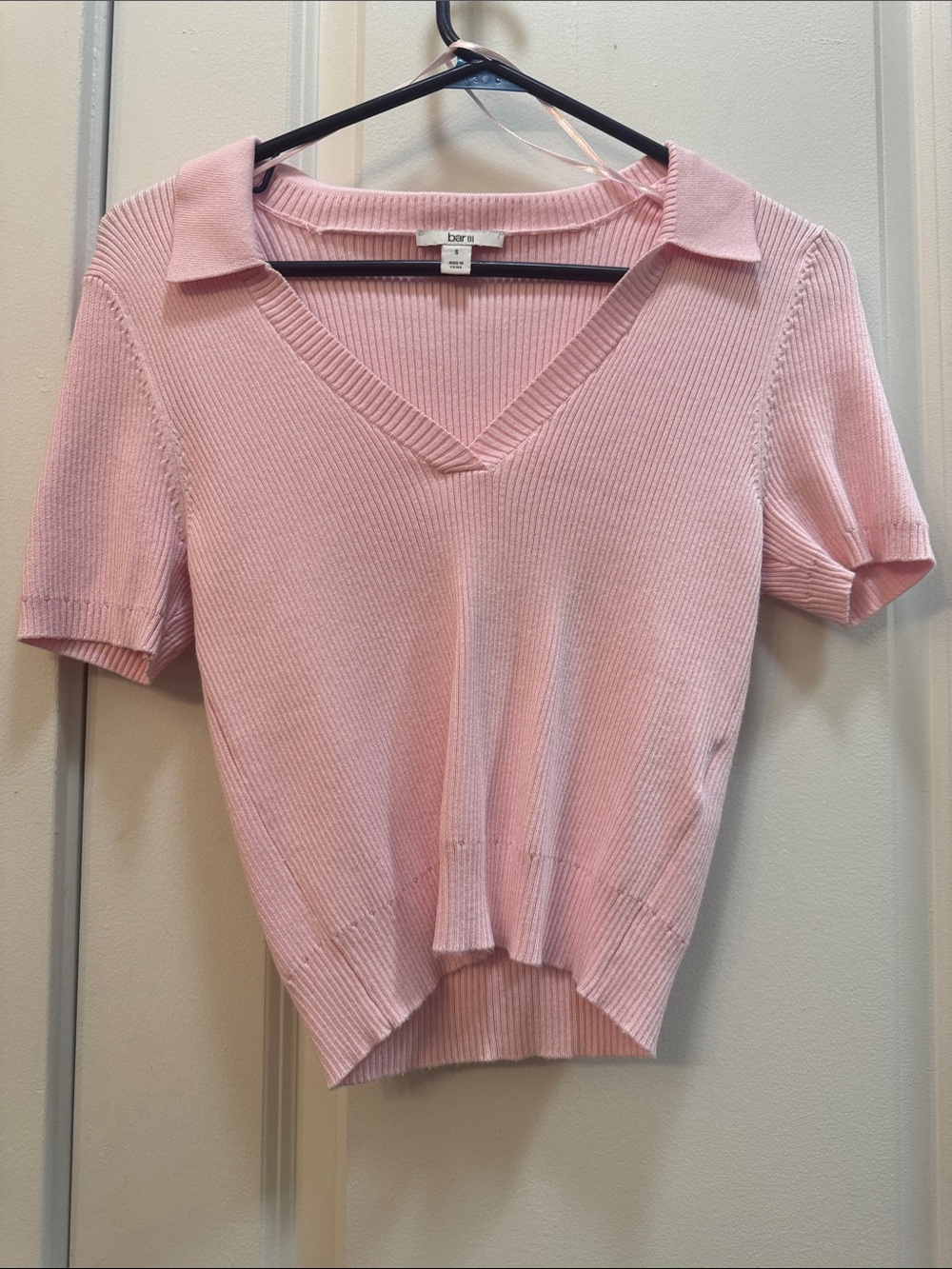 Bar III Light Pink Ribbed V-Neck Collared Short Sleeve Top